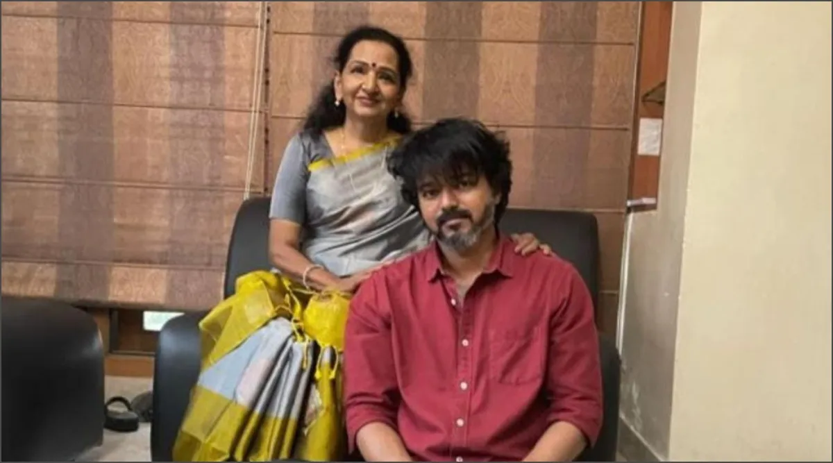 Vijay-with-mother-Shobana